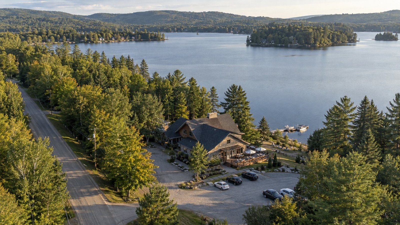 Illustration : vue aérienne d’une auberge au bord d’un lac